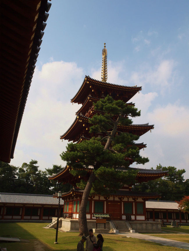 西塔もすっかり馴染んだ景色に成りました、<br /><br />　出来た頃の華やかさ　