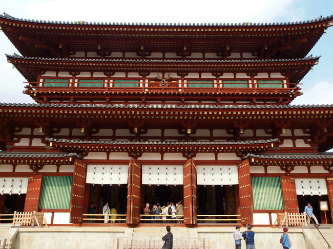 故　高田好胤氏　終生かけて再建された<br /><br />　薬師寺　金堂　<br /><br />　回廊も金堂も講堂もない　<br /><br /> 中門もなかったと記憶してます。<br /><br />　無論　西塔もありませんが。　<br /><br /> あるのは　東塔　仮金堂　仏足石<br /><br />　ご想像ください　野球ができる程の境内