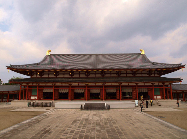 　東塔を指さし　修学旅行の生徒さんたちに<br /><br />独特のお声で　ユーモアあふれる説明をしておられたお姿<br /><br />　記憶は薄れてきましたが、幾分は心のそこにあるようです。<br /><br />写真は　大講堂　好胤氏亡きあとに完成