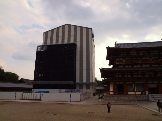 付近の景色の調和を考えた　工事覆屋