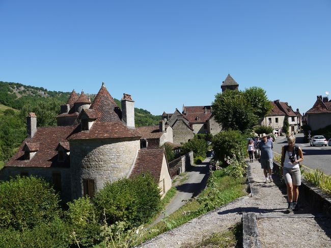 １３番目はオートワール（Autoire）に行きました。<br />山の中の盆地にあり、観光地化されていないこじんまりした村でした。家の壁を伝う蔦の葉が印象的な、地味ですが趣の村でした。写真は屋根が特徴的な民家です。<br />（駐車場の情報）<br />特に駐車場と呼べるようなスペースは見えなかったが、村の入り口や周辺に５台程度の駐車スペースが２か所ありました。