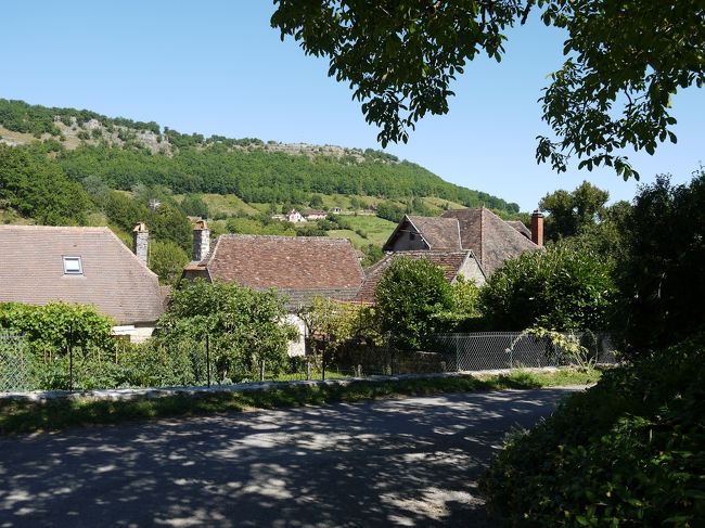 遠くに山が見えますが、村は盆地で周りを山に囲まれています。