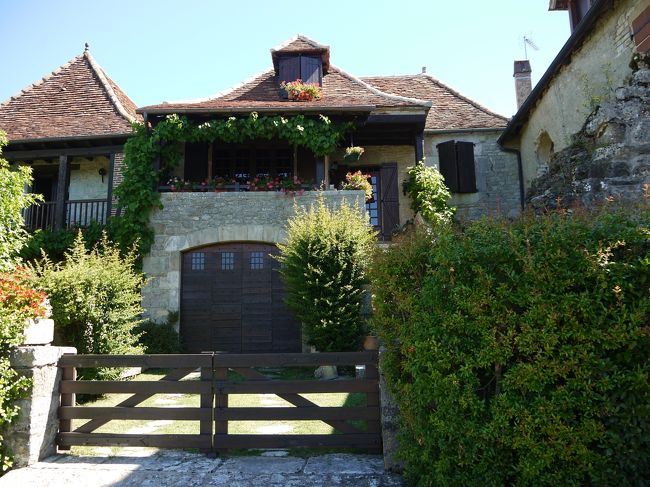 村の家には緑や綺麗な花が多くあり、豊かな村だと感じました。