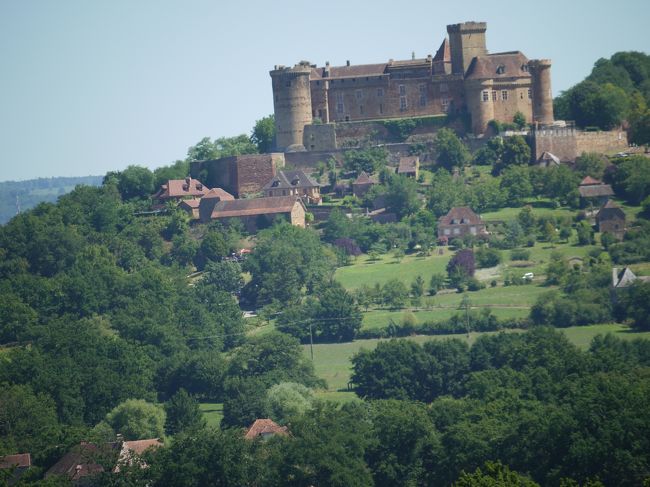 村をでてから遠景で撮影しました。真ん中の建物は城ですが、１枚目の写真の反対側になります。