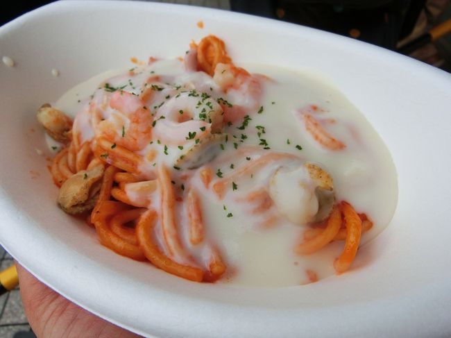 一皿目。北海道代表「クリームナポリタン」<br />北海道まで行かなきゃ食べれないないなら食べておこうかと思って。<br /><br />えび・いか・ほたてが入ったナポリタン！<br />たっぷりクリームソースがかかって、ほんとドリアのような感じ！<br /><br /><br />うーん！めちゃうま〜☆<br /><br /><br /><br />子供達二人が、おいしい！おいしい！って奪うように食べあっていて・・。<br />ほとんど子供に食べられてしまった・・（涙）<br /><br />