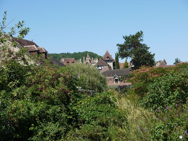 １５番目はカレナック（Carennac）に行きました。<br />この村もこじんまりした村ですが、落ち着いた趣のある美しい村でした。写真は村の入り口にある駐車場から撮った村の屋根です。<br />（駐車場の情報）<br />村の入り口に１０台分くらい。