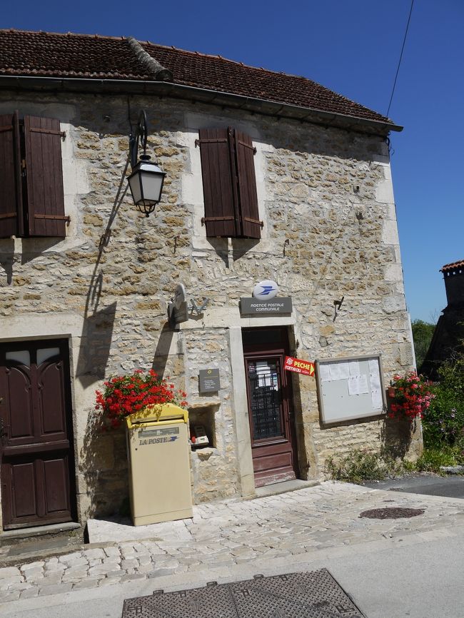 村の郵便局です。小さい村の通便局だと、開いている時間帯が限られることが多いです。記念に切手を買いたくても買えないことがありました。