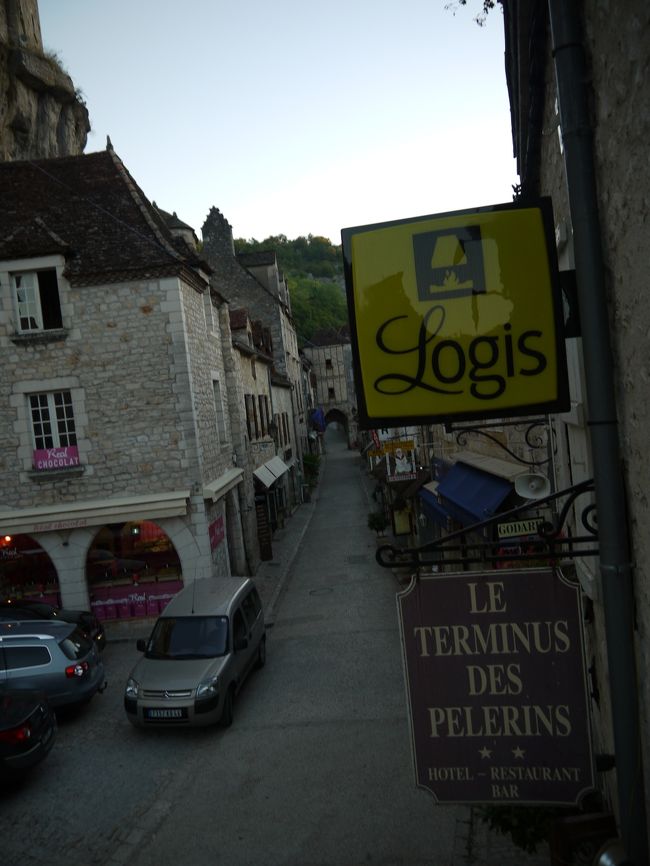 ホテルの窓から村のメイン通りを撮りました。朝早く撮影したため人が写っていませんが、日中はすれ違うのも大変なくらい大勢の観光客が歩いています。