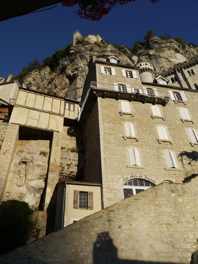 村のメイン通りから上の方を撮影しました。下の方の斜めに右に上がっているところは、礼拝堂に続く石の階段（巡礼者の階段）です。