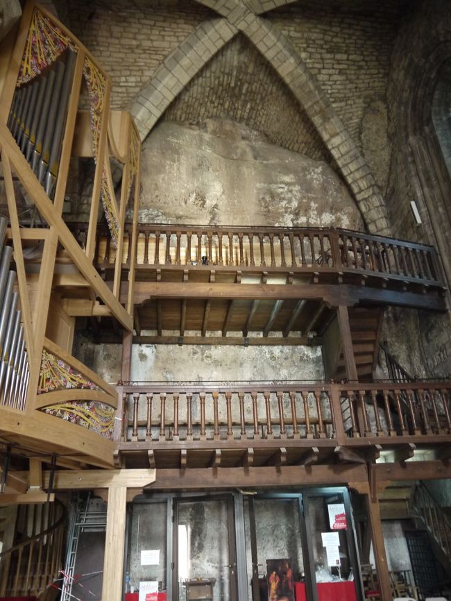 自然の岩も利用して造られています。