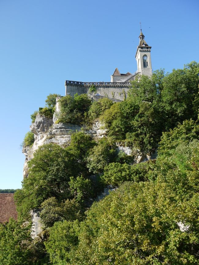 礼拝堂から城に向かう道の途中で撮影した城の様子です。