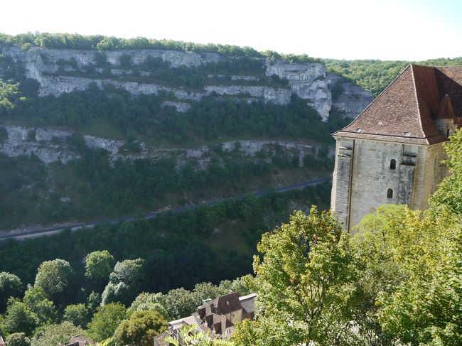 礼拝堂のある場所から、アルズー渓谷とその向こうの絶壁を撮りました。