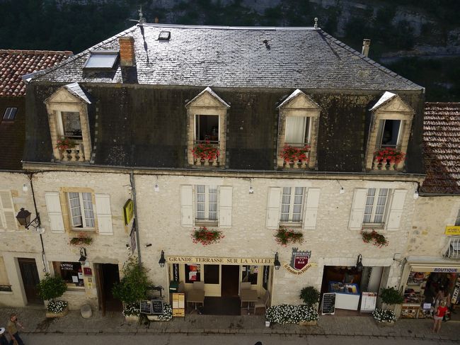 ２泊したホテル兼レストランです。巡礼者の階段から撮影しました。