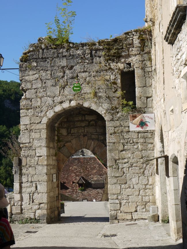 村のメイン通りの３つの門のうち、村に向かって左側の門です。