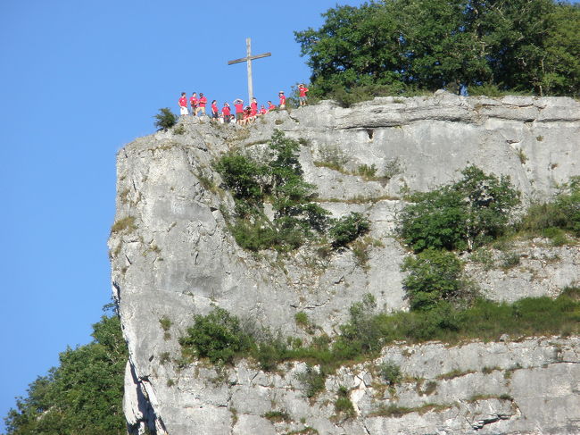 夏休みのためか大学生（神学生またはボランティアか？）と思われる青年が多数礼拝堂の行事などに参加していました。礼拝堂の中や巡礼者の階段を歩きながら歌（讃美歌？）を歌っていたりしました。<br />これは、アルズー渓谷を挟んだ村と反対側にある絶壁の岩山の上にいるところを撮りました。歌（讃美歌？）を大きな声で歌っていましたが、よく通る歌声でしたので普段から練習しているのでしょう。たまたまホテルのテラスで夕食を食べていましたが、とても感動しました。<br />（この写真ではラフな服装ですが、礼拝堂や村にいるときは制服のようなものを着ていました。）