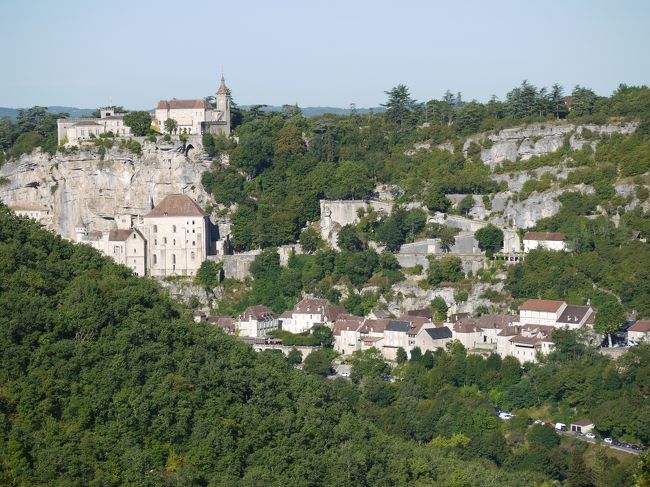 この写真は、２キロメートル程離れたロスピタレ（L'Hosoitaler）において、ロカマﾄﾞｩールを右側から撮影しました。時刻は１０時頃で朝日に照らされています。ベストポジションは、もう少し右の方だったかもしれません。