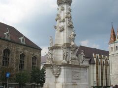 マーチャーシュ教会の前にて。
18世紀にペスト流行の鎮圧を記念して建てられた三位一体の像です。
同様の像が、昨日訪問したウィーンにもありました。
