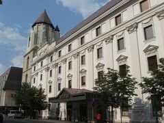 マーチャーシュ教会の隣にあるホテル「ヒルトン　ブダペスト」。