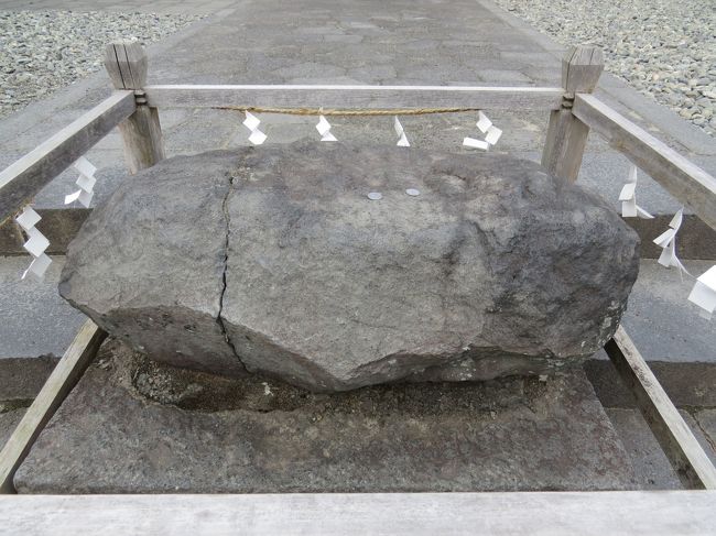 鉾立石<br /><br />明治の初めまで行われていた「山宮御神幸」の際に<br /><br />神の宿った鉾を立てて<br /><br />休めるために使用された自然石です。