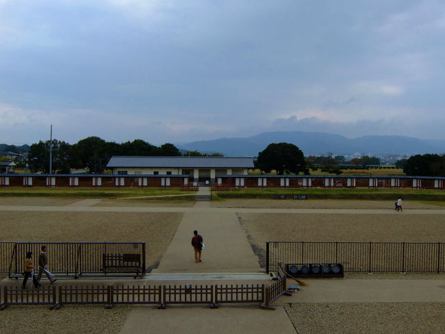 途中経過、、省いて<br /><br />　久しぶりの大極殿<br /><br />大極殿正殿は<br />　<br />　　文化庁の事業、、<br /><br />　見た人のない遠い昔の　建物を復元ですから<br /><br />遺跡から全体像や柱間からの　当時の建築様式　寸法の単位<br /><br />　総合的な研究を続けて　模型を作り　原案を作り<br /><br />