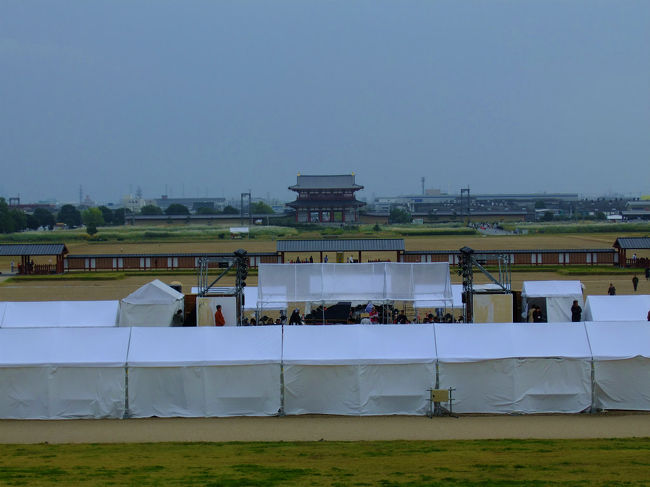 正面のいくつかのテント<br /><br />　今日の催し物の準備です<br /><br />　　　４時半から、、<br /><br />まだ　少し時間がある。