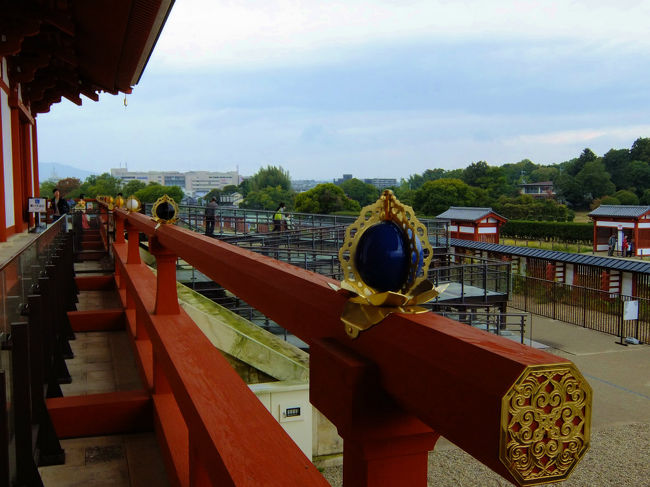 西大寺から歩いて来た道<br /><br />大極殿　背面　大極殿の合わせた形のバス停
