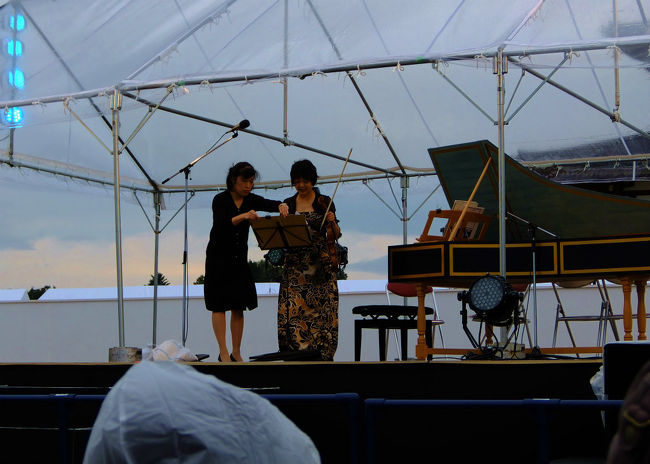 ヴァイオリン奏者も<br /><br />　風がやや強く吹き<br /><br />　　譜面が飛びそう。