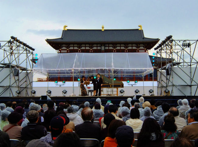 <br /><br />　舞台はしっかりビニールで屋根が出来ていましたので<br /><br />　　　演奏は続きます