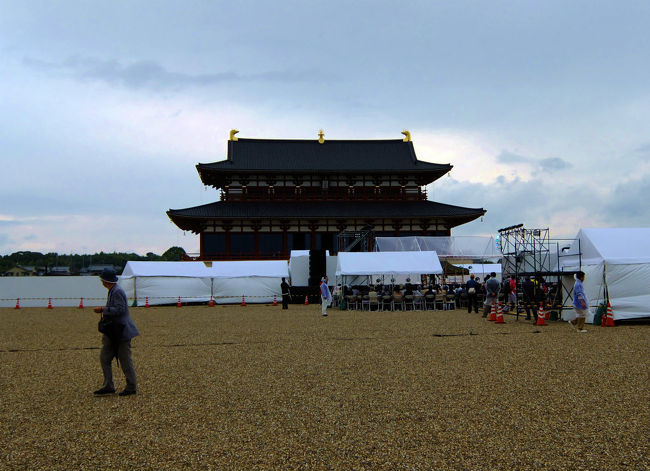 傘も合羽もないのでそれに寒くて<br /><br />　　　　会場を逃げだす