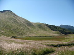 曽爾高原は、お亀池から標高１０００m前後の山々へせり上がるすり鉢状の大草原です。

