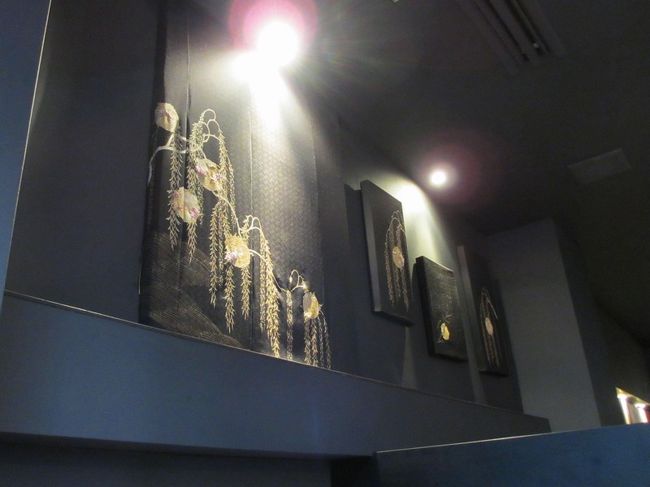 17時半という早い時間だったからなのか、平日だったせいか、誰もおらず、好きな席を選ぶことができました^_^;<br /><br />ということで、一番奥のソファ席を陣取ることに。