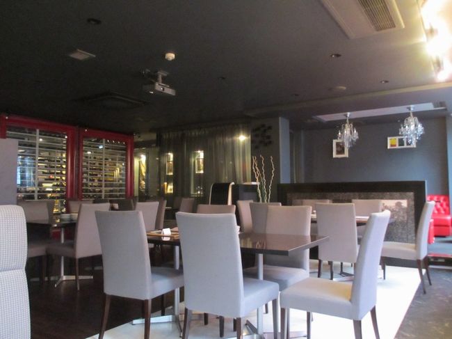 このように、テーブル席もあります。<br /><br />内装は、黒を基調としていて、シックな感じ。