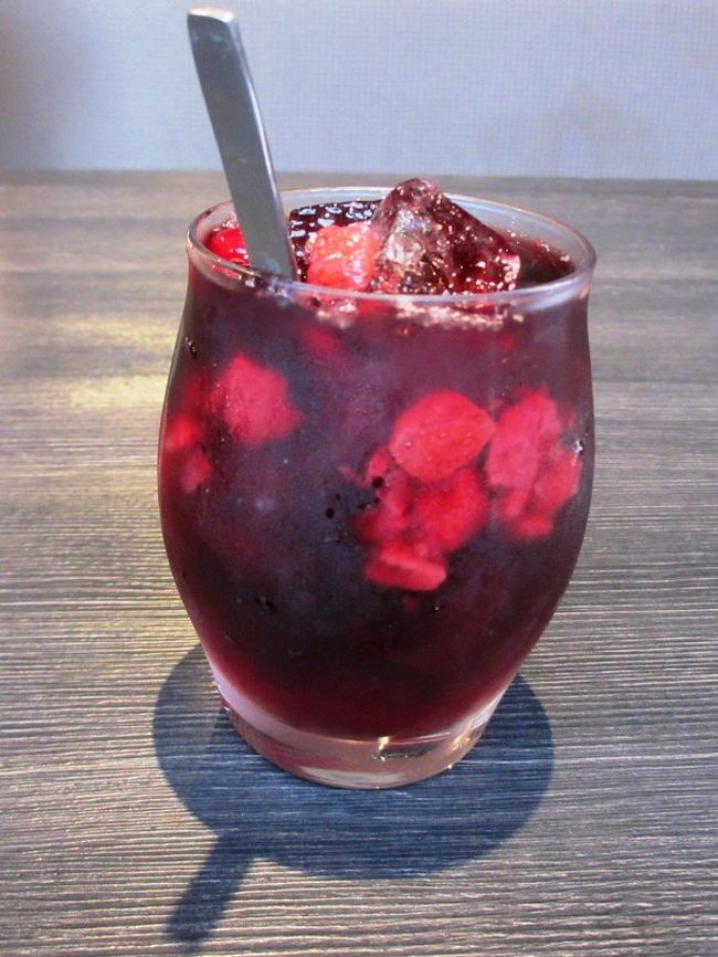 まずはドリンクを注文。<br /><br />私は、「赤×フルーツ自家製サングリア」。<br /><br />果物の甘みがあって、お酒が苦手な方でも飲めそうですよ。