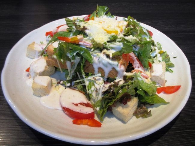 「ごろごろクルトンのシーザーサラダ」<br /><br />ごろごろクルトンって、食パンのことだったのね^_^;<br />美味しかったですけどね。