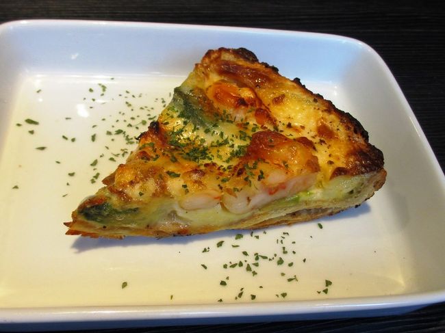 「海老とアボカドのキッシュ」<br /><br />おつまみタパス（小皿料理）は380円〜です。