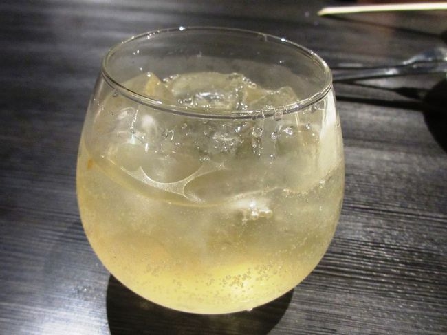 友人が頼んだドリンク。<br /><br />「ブランデー・スプリッツアー」（ブランデー＆フルーツの炭酸割り）<br /><br />オレンジとかゆず蜜とか種類があって、どれだったか忘れましたが、味見させてもらったら結構甘かったです。