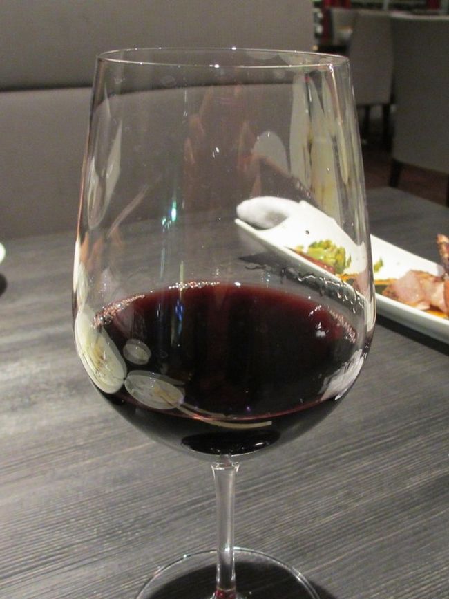 私は、赤ワインを。<br /><br />グラスの赤は２種類しかありませんでした。<br />↑しつこい？(笑)