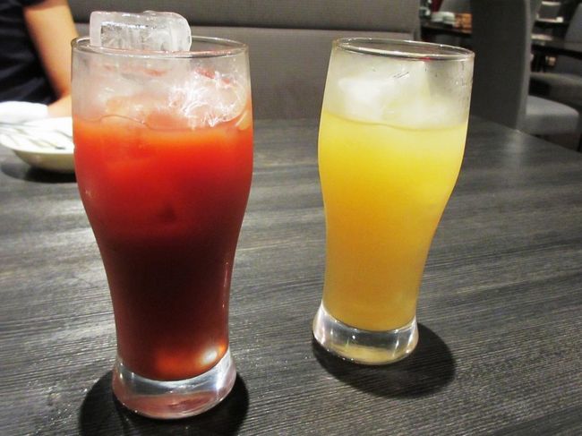 〆はソフトドリンクで(笑)<br /><br />左がブラッドオレンジジュース、右はパインだったかな？？<br /><br />この時点で23時を回っていましたので、かな〜りゆっくり過ごさせてもらいました(^^ゞ<br /><br />でも、この友人と食事会になると、いつもこんな感じです(笑)<br /><br />この時は、一人旅を計画していたので、一週間後に、とりあえずパスポートを取りに行くことにしました。