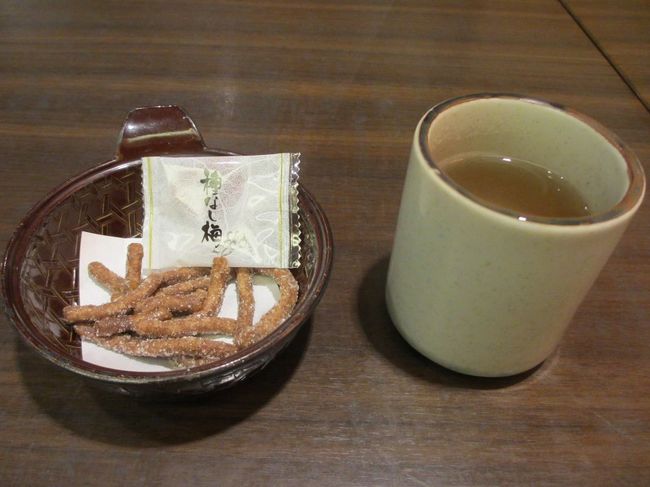 奈良県の旅券事務所は、ならファミリーに入っています。<br />私の旅行記でも何度か出てきました^^<br /><br />わざわざ出てきたので、ランチでも♪<br /><br />ということで、地下のフードコートに隣接している、おそば屋さん「そじ坊」に入りました。<br /><br />お茶うけに、そばかりんとうと種なし梅を出してくださるんですよ〜。<br />店頭でも販売されています。