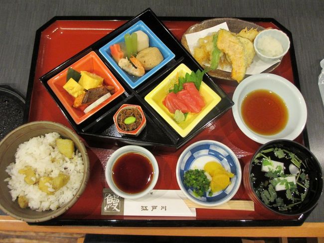 ということで、一週間後。<br />母も買い物がしたい、ということで一緒にランチを。<br /><br />今度は上階のレストラン街にある「江戸川」へ。<br /><br />ウナギ料理のお店なのですが、あえて違うメニューを(笑)<br /><br />「ごしき弁当」です。<br />ご飯は白飯と栗ご飯が選べました♪