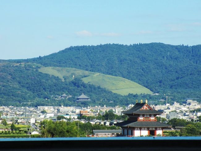 レストラン街から立体駐車場へ向かう途中に見える景色。<br /><br />以前、屋上からの景色で紹介したことがありますが、ここから見える若草山と平城宮跡の大極殿がとても好きなんです♪<br /><br />次回も、旅の準備編などの旅行記になるかもです(笑)<br />今月はちょっと忙しいです(^^ゞ