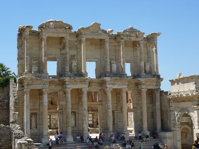 そして有名な「ケルスス図書館」<br /><br />周りは観光客に溢れていて写真撮影も大変!!<br />あまりの大きさに圧倒されます。