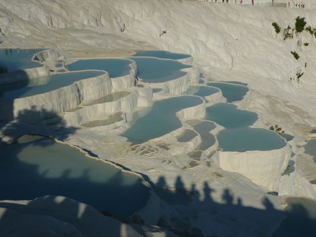 そして来ました、「パムッカレ」<br /><br />本当は翌日の予定でしたが、今日回っておいた方が翌日楽だということで、急遽夕方立ち寄ることに。<br />昔写真で見たままのきれいな水色にうっとり〜<br />