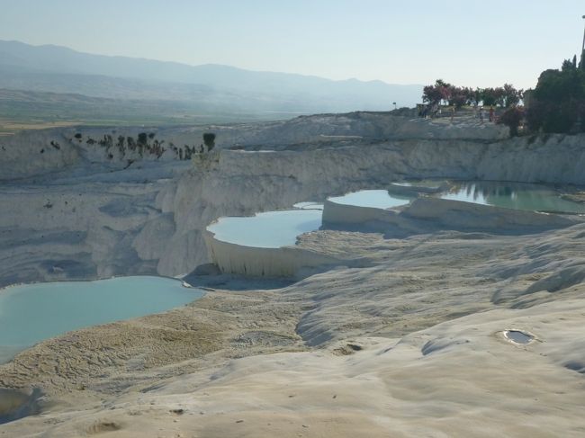 石灰棚なので白いのですが、裸足で歩くと、ちょっと痛いです。<br />