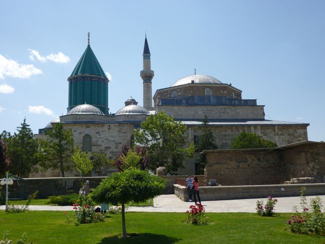 本当は今朝パムッカレに行く予定でしたが、昨日の夕方済ませているので<br />ホテルを出て、いきなりコンヤに向かいます（約410?）<br /><br />「メヴラーナ博物館」<br /><br />内部は撮影禁止のため、コンヤの画像は以上でーす。