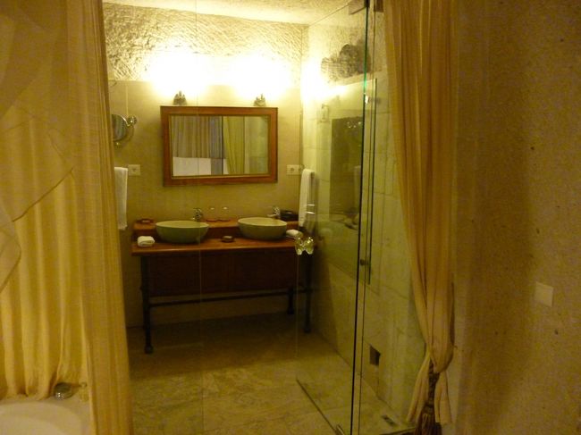 ジャグジー横からバスルームへ入れます。