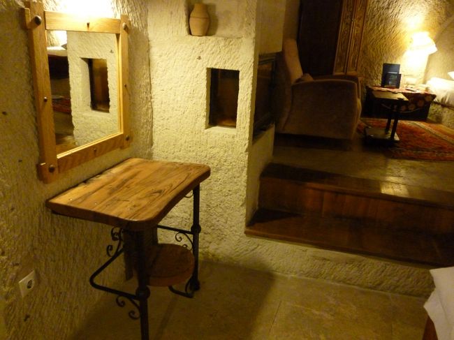 ソファベッドの向かいには化粧台があり、階段を上がるとベッドルーム♪