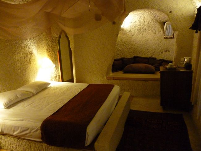 ベッドの奥には穴蔵が。。。