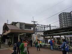 朝の地震と異音確認の影響で、予定より３０分ほど遅れてスタートの北鴻巣駅に到着しました。

駅前には甲冑を着た人もいて、イベントを盛り上げてくれています。