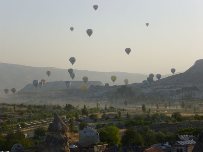翌日の朝は、カッパドキアからイスタンブールへ移動。<br />ネビシェヒールからイスタンブールまでは飛行機で移動します。<br /><br />今回、本当は気球に乗りたかったのですが、事故があった後で乗ることはできず、残念。<br /><br />こちらは私の部屋から見た気球